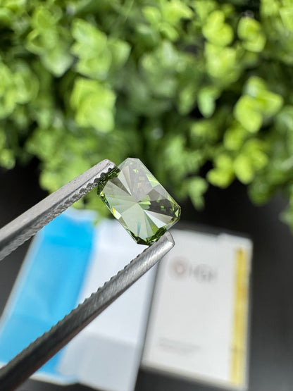 Laboratorijā audzēts dimants IGI — spilgti zaļš / smaragda slīpējums / 1,00 karāts / VS1