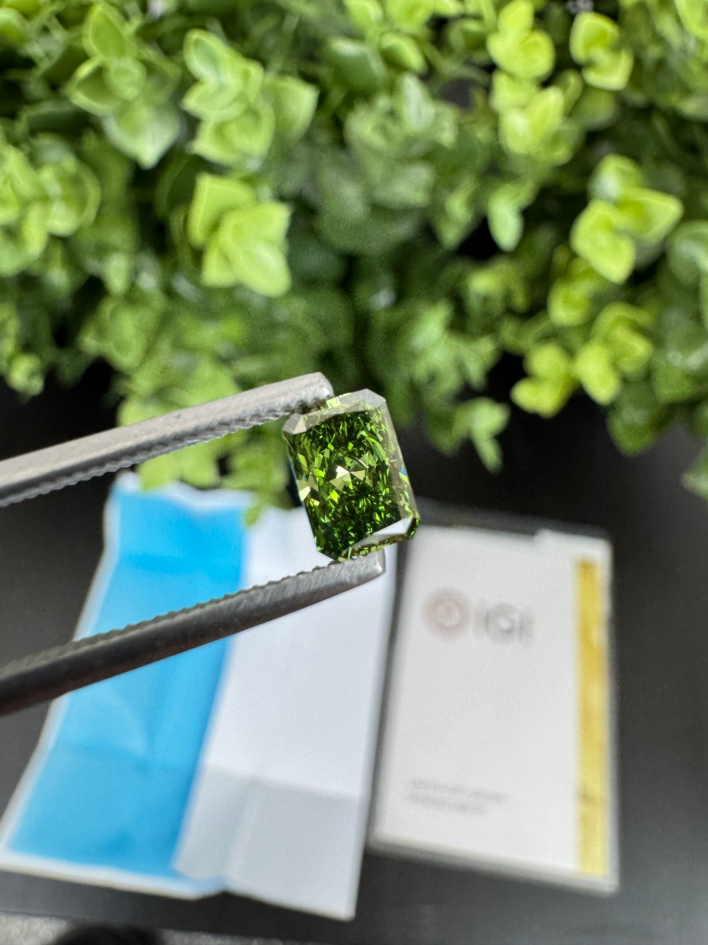 Laboratorijā audzēts dimants IGI — spilgti zaļš / smaragda slīpējums / 1,00 karāts / VS1