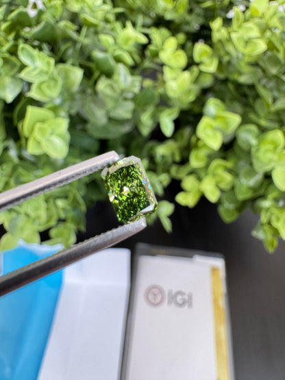 Laboratorijā audzēts dimants IGI — spilgti zaļš / smaragda slīpējums / 1,00 karāts / VS1